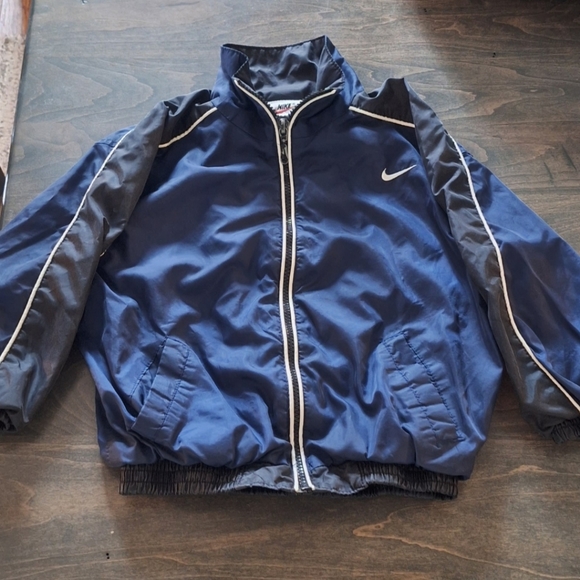 BUNDLE BOYS SIZE 5 NIKE SHIRTS AND COATS - Picture 3 of 5